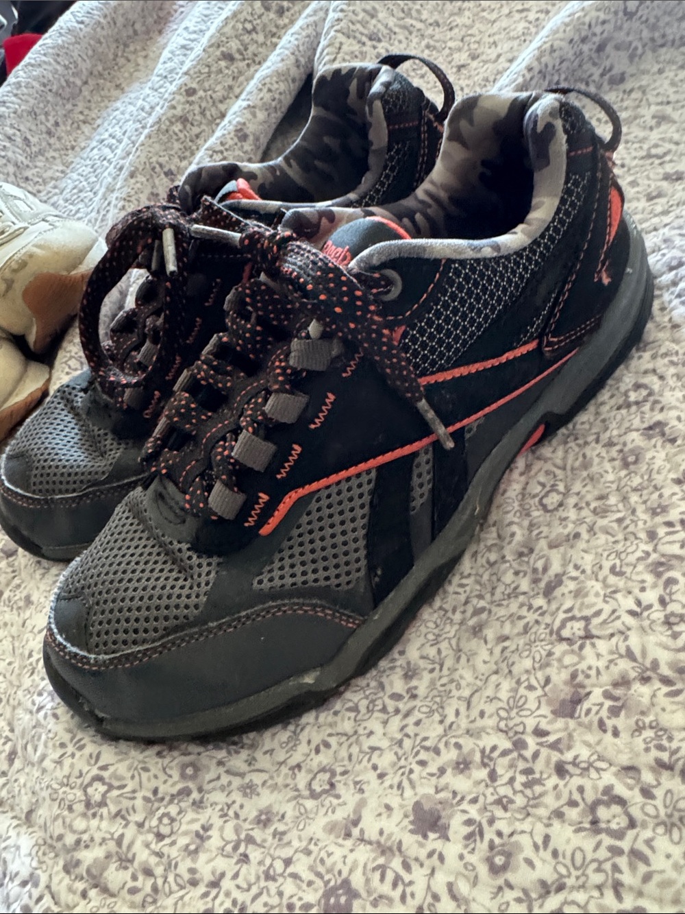 Boys Reebok sneaker’s size 5 big boy